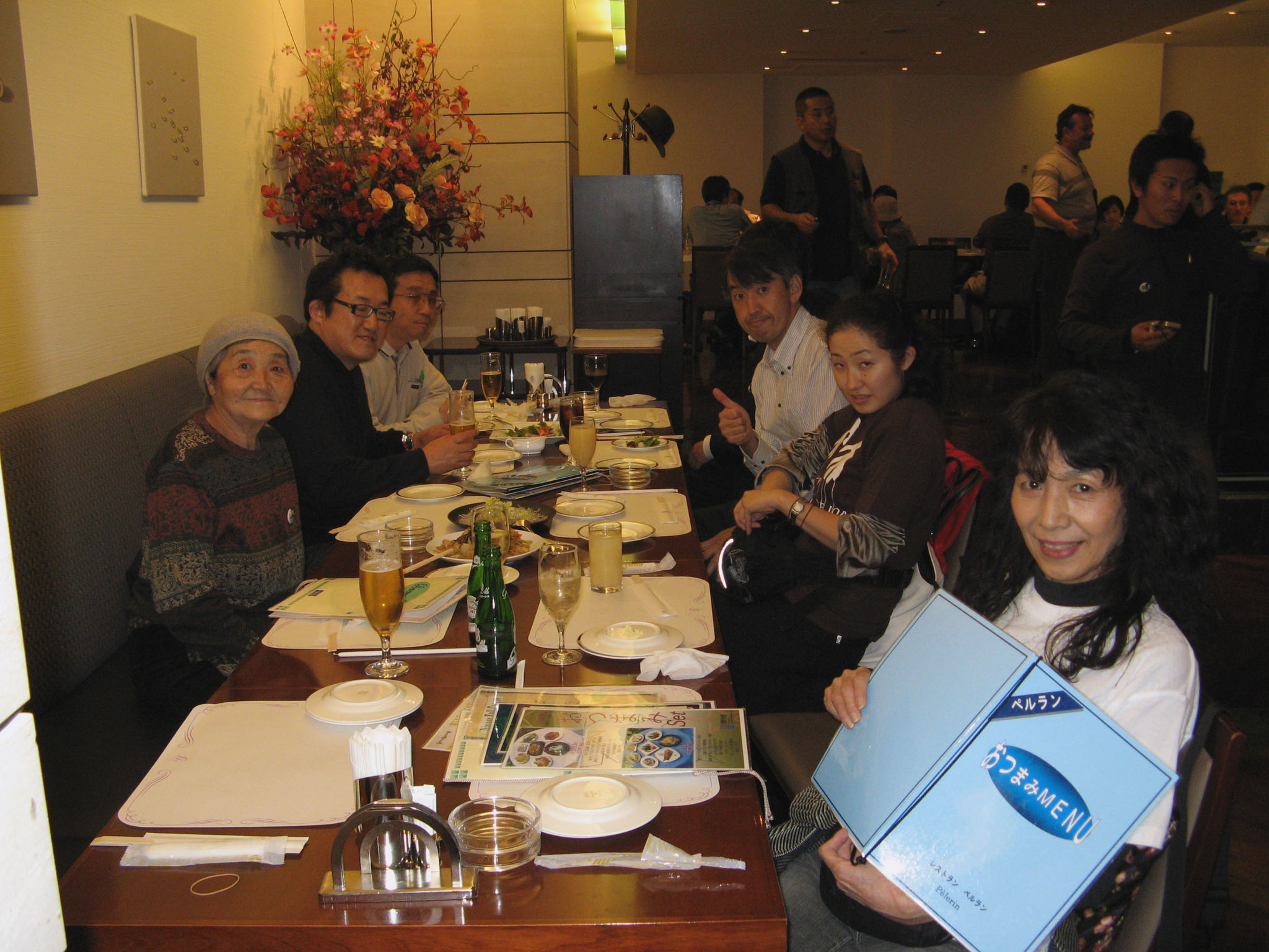 国際会議終了後の懇親会で！スタッフのみなさん、おつかれさまー